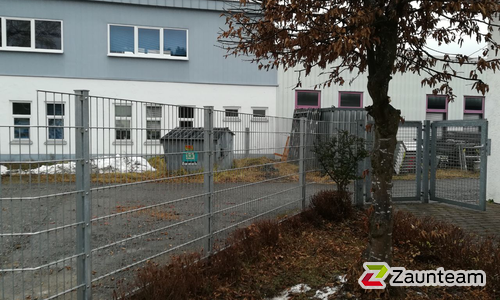 Doppelstabmatten schwer verzinkt mit Pfosten 40x60 verzinkt mit Abdeckleisten einbetoniert wurde in Isny von Zaunteam Allgäu, Bad Hindelang - Unterjoch im Jahr 2017 erstellt.