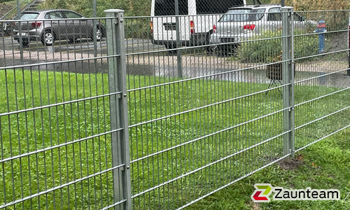 Doppelstabmatten schwer verzinkt mit Pfosten 40x60 verzinkt mit Abdeckleisten einbetoniert wurde in Visp von Zaunteam Wallis, Niedergesteln im Jahr 2026 erstellt.