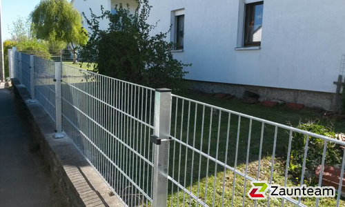 Doppelstabmatten leicht verzinkt mit Pfosten 40x60 verzinkt mit Bügel mit Fussplatte wurde in Schorkendorf von Zaunteam Coburg, Untersiemau im Jahr 2014 erstellt.