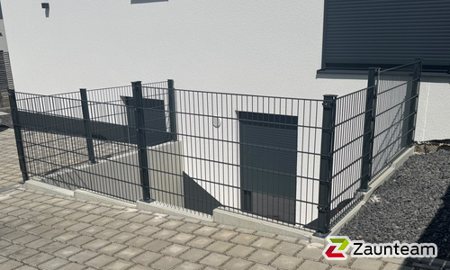 Doppelstabmatten schwer feuerverzinkt und anthrazit beschichtet mit Pfosten 60 x 40 mit Abdeckleisten mit Fussplatte wurde in Heidenheim von Zaunteam Ulm, Lonsee im Jahr 2026 erstellt.