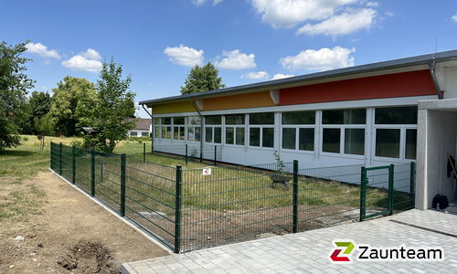 Doppelstabmatten schwer feuerverzinkt und grün beschichtet mit Pfosten 60 x 40 mit Abdeckleisten einbetoniert wurde in Dürmentingen von Zaunteam Oberschwaben, Obermarchtal im Jahr 2023 erstellt.