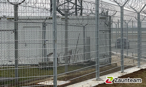 Doppelstabmatten schwer verzinkt mit Pfosten 40x60 verzinkt mit Abdeckleisten einbetoniert wurde in Stuttgart von Zaunteam Fenzhöfe Oberwälden, Oberwälden im Jahr 2025 erstellt.