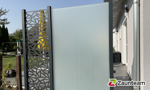 Glas Sichtschutz mit vierkant Aluminium-Nutpfosten einbetoniert wurde in Pasewalk von Zaunteam Pasewalk, Pasewalk im Jahr 2024 erstellt.