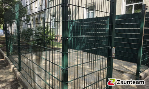 Doppelstabmatten leicht feuerverzinkt und grün beschichtet mit Pfosten 60 x 40 mit Bügel einbetoniert wurde in Halle  von Zaunteam Halle, Halle im Jahr 2026 erstellt.