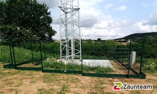 Doppelstabmatten leicht feuerverzinkt und grün beschichtet mit Pfosten 60 x 40 mit Bügel einbetoniert wurde in Üchtelhausen von Zaunteam Main-Rhön, Euerdorf im Jahr 2024 erstellt.