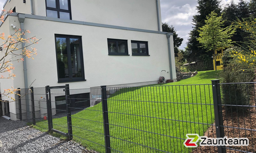 Doppelstabmatten leicht vorverzinkt und anthrazit beschichtet mit Pfosten 60 x 40 mit Abdeckleisten einbetoniert wurde in Neuenrade von Zaunteam Sauerland, Neuenrade im Jahr 2019 erstellt.