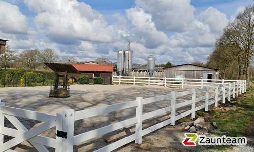 Horserail mit Kunststoffpfosten vierkant weiss einbetoniert wurde in Zetel von Zaunteam Friesische-Wehde, Zetel im Jahr 2022 erstellt.