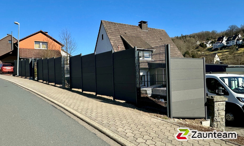 System WPC Sichtschutz, XL mit Alupfosten einbetoniert wurde in Neuenrade von Zaunteam Sauerland, Neuenrade im Jahr 2025 erstellt.