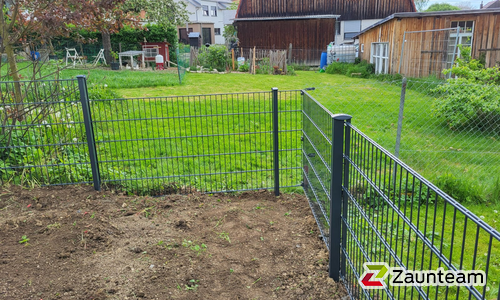 Doppelstabmatten schwer vorverzinkt und anthrazit beschichtet mit Pfosten 60 x 40 mit Abdeckleisten einbetoniert wurde in Schlierbach von Zaunteam Fenzhöfe Oberwälden, Oberwälden im Jahr 2024 erstellt.