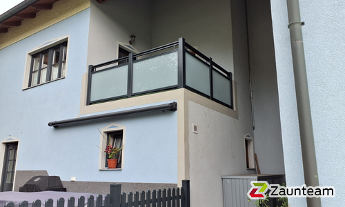 Aluminium Geländer Classic mit Aluminiumpfosten vierkant RAL Standardfarbe Aufsatzmontage wurde in Stephanshart von Zaunteam Haunschmid, Ardagger im Jahr 2025 erstellt.