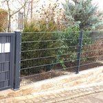 Doppelstabmatten schwer feuerverzinkt und anthrazit beschichtet mit Pfosten 60 x 40 mit Abdeckleisten mit Fussplatte wurde in Geislingen  von Zaunteam Zollernalb, Burladingen-Ringingen im Jahr 2025 erstellt.