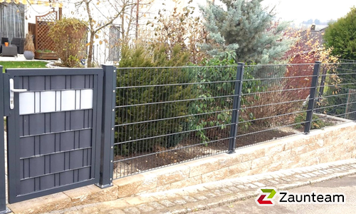 Doppelstabmatten schwer feuerverzinkt und anthrazit beschichtet mit Pfosten 60 x 40 mit Abdeckleisten mit Fussplatte wurde in Geislingen  von Zaunteam Zollernalb, Burladingen-Ringingen im Jahr 2025 erstellt.