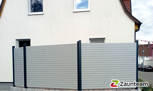 Alu Varioprofil Rhombus 80, Aluminiumpfosten vierkant 85 x 85 mm einbetoniert wurde in Bad Schussenried von Zaunteam Oberschwaben, Obermarchtal im Jahr 2024 erstellt.