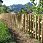 Palisaden mit Lärchenkantpfosten braun wurde in Rattenberg von Zaunteam Tirol Unterland, Schwoich im Jahr 2014 erstellt.