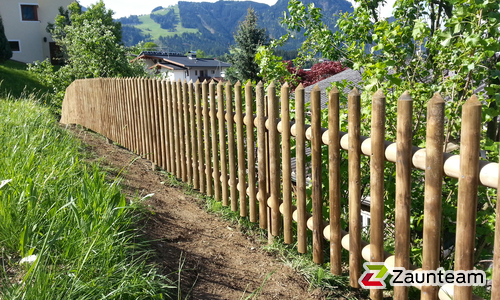 Palisaden mit Lärchenkantpfosten braun wurde in Rattenberg von Zaunteam Tirol Unterland, Schwoich im Jahr 2014 erstellt.