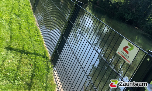 Doppelstabmatten schwer feuerverzinkt und anthrazit beschichtet mit Pfosten 60 x 40 mit Abdeckleistenmit Fussplatte wurde in Herbrechtingen von Zaunteam Ulm, Lonsee im Jahr 2022 erstellt.