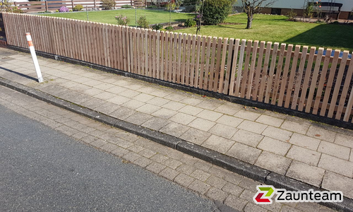 Lärchenzaun gerade mit T-Stahlpfosten verzinkt einbetoniert wurde in Hildesheim von Zaunteam Weser-Leine, Salzhemmendorf im Jahr 2017 erstellt.