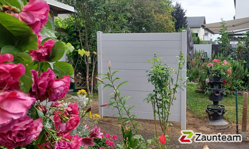 Alu Varioprofil glatt mit Aluminiumpfosten vierkant 85 x 85 mm einbetoniert wurde in Friedrichshafen von Zaunteam Obere Donau-Bodensee, Sauldorf-Krumbach im Jahr 2025 erstellt.