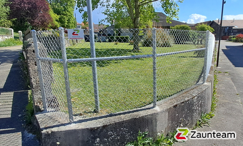 Diagonalgeflecht verzinkt mit Rohrpfosten verzinkt in Aussparung (CH) wurde in Pomy von Swissclôture Nord Vaudois, Pomy im Jahr 2025 erstellt.
