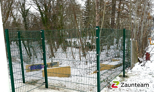 Doppelstabmatten schwer vorverzinkt und grün beschichtet mit Pfosten Vario einbetoniert wurde in Schkeuditz von Zaunteam Leipzig, Leipzig im Jahr 2022 erstellt.