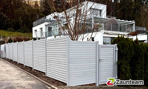 Alu Varioprofil Rhombus 80, Aluminiumpfosten vierkant 65 x 65 mm einbetoniert wurde in Bergdietikon von Zaunteam Zürich, Dietikon im Jahr 2025 erstellt.