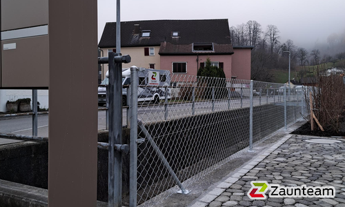 Diagonalgeflecht verzinkt mit Rohrpfosten verzinkt mit Fussplatte (CH) wurde in Sevelen von Zaunteam Werdenberg, Werdenberg im Jahr 2025 erstellt.