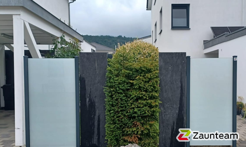 Glas Sichtschutz mit vierkant Aluminium-Nutpfosten einbetoniert wurde in Tuttlingen von Zaunteam Obere Donau-Bodensee, Sauldorf-Krumbach im Jahr 2025 erstellt.