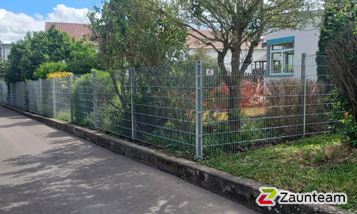 Doppelstabmatten schwer verzinkt mit Pfosten 40x60 verzinkt mit Abdeckleisten einbetoniert wurde in Ostrach von Zaunteam Obere Donau-Bodensee, Sauldorf-Krumbach im Jahr 2026 erstellt.