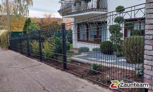 Decorzaun Verona mit Decorzaun Pfosten einbetoniert wurde in Pforzheim von Zaunteam Pforzheim, Neuhausen im Jahr 2025 erstellt.