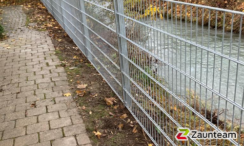Doppelstabmatten schwer verzinkt mit Pfosten 40x60 verzinkt mit Abdeckleisten einbetoniert wurde in Sonthofen von Zaunteam Allgäu, Bad Hindelang - Unterjoch im Jahr 2023 erstellt.