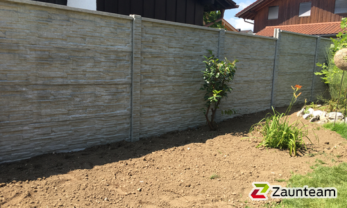 Betonzaun mit Bruchstein Optik wurde in Freilassing von Zaunteam Chiemgau, Teisendorf  im Jahr 2016 erstellt.