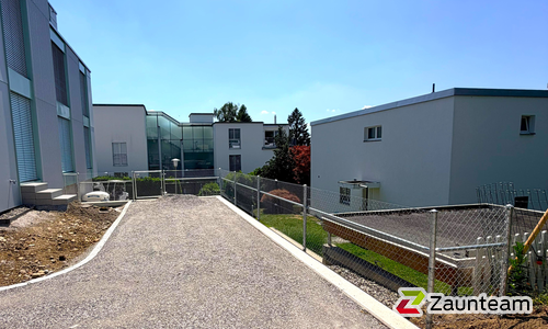 Diagonalgeflecht verzinkt mit Rohrpfosten verzinkt mit Fussplatte (CH) wurde in Uitikon-Waldegg von Zaunteam Zürich, Dietikon im Jahr 2026 erstellt.