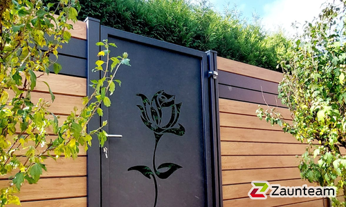 Alu Varioprofil Rhombus 80, Aluminiumpfosten vierkant 85 x 85 mm einbetoniert wurde in Löchgau von Zaunteam Neckar-Enz, Bietigheim-Bissingen im Jahr 2026 erstellt.