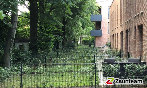 Doppelstabmatten leicht vorverzinkt und anthrazit beschichtet mit Pfosten 40x60 mit Abdeckleisten in Aussparung wurde in Hamburg von Zaunteam Elbe-Pinnau, Hamburg-Rissen im Jahr 2023 erstellt.