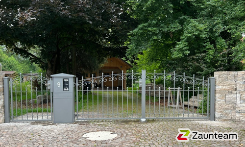 Klassikzauntor 2-flüglig wurde in Pastetten von Zaunteam München-Ost, Forstinning im Jahr 2024 erstellt.
