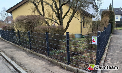 Doppelstabmatten leicht feuerverzinkt und anthrazit beschichtet mit Pfosten 60 x 40 mit Abdeckleisten einbetoniert wurde in Ulm von Zaunteam Ulm, Lonsee im Jahr 2025 erstellt.