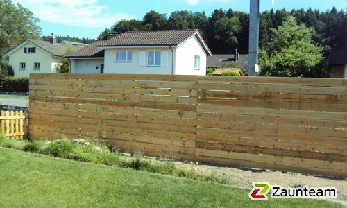 Holz Sichtschutz wurde in Roggwil BE von Zaunteam Mittelland GmbH, Bützberg im Jahr 2015 erstellt.
