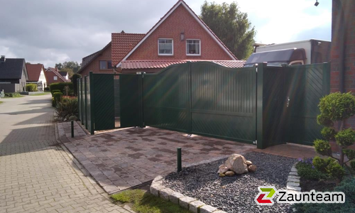 Aluminium Sichtschutztor 2-flüglig wurde in Werlte von Zaunteam Emsland, Rastdorf im Jahr 2024 erstellt.