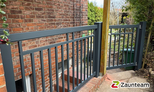 Décor Stab Aluzaun mit Fussplatte wurde in Stade von Zaunteam Stade-Geestland, Horneburg im Jahr 2026 erstellt.