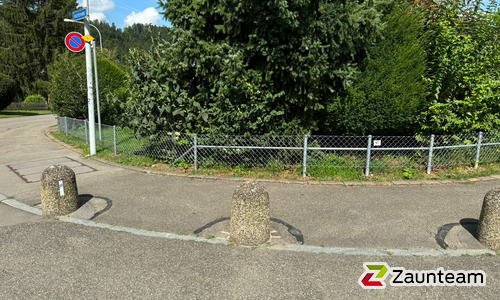 Diagonalgeflecht verzinkt mit Rohrpfosten verzinkt einbetoniert wurde in Stallikon von Zaunteam Zürich, Dietikon im Jahr 2024 erstellt.
