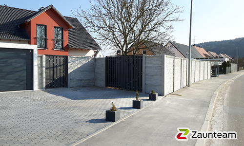 Betonzaun mit Felsstein Optik wurde in Saal an der Donau  von Zaunteam Regensburg, Bernhardswald im Jahr 2016 erstellt.