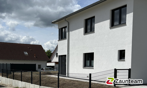 Doppelstabmatten schwer feuerverzinkt und anthrazit beschichtet mit Pfosten 60 x 40 mit Abdeckleisten einbetoniert wurde in Aindling von Zaunteam Schwaben-Nord, Todtenweis im Jahr 2023 erstellt.