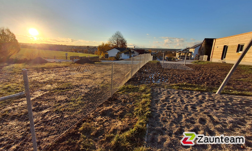 Diagonalgeflecht verzinkt mit Rohrpfosten verzinkt einbetoniert wurde in Meßkirch von Zaunteam Obere Donau-Bodensee, Sauldorf-Krumbach im Jahr 2026 erstellt.