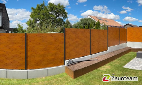 Alu Systemprofil mit Aluminiumpfosten vierkant 90 x 90 mm in Aussparung wurde in Bösingen von Zaunteam Lkr. Rottweil, Dietingen-Rotenzimmern im Jahr 2026 erstellt.