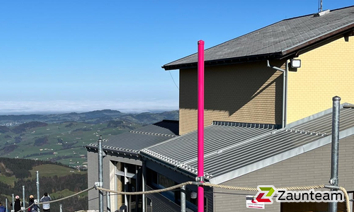 Drahtseilzaun mit Rohrpfosten verzinkt CH in Aussparung wurde in Weissbad / Ebenalp von Zaunteam Appenzellerland, Wasserauen im Jahr 2024 erstellt.