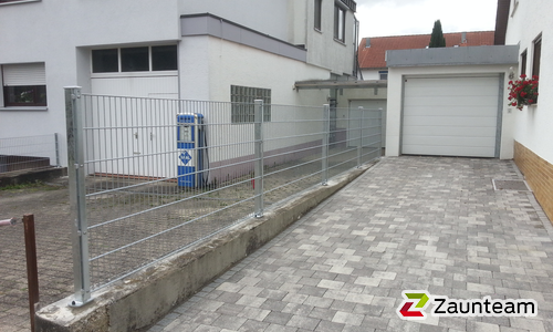 Doppelstabmatten schwer verzinkt mit Pfosten 40x60 verzinkt mit Abdeckleisten mit Fussplatte wurde in Erligheim von Zaunteam Neckar-Enz, Sachsenheim im Jahr 2017 erstellt.