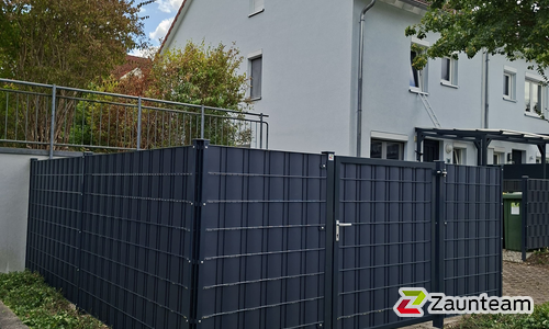 Doppelstabmatten schwer feuerverzinkt und anthrazit beschichtet mit Pfosten 60 x 40 mit Abdeckleisten einbetoniert wurde in Bietigheim-Bisssingen von Zaunteam Neckar-Enz, Bietigheim-Bissingen im Jahr 2026 erstellt.