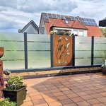 Glas Sichtschutz mit vierkant Aluminium-Nutpfosten mit Fussplatte wurde in Hünxe von Zaunteam Hohe Mark, Hamminkeln im Jahr 2026 erstellt.