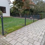 Deko-Doppelstabmatten Stuttgart anthrazit mit Pfosten 40x60 anthrazit mit Abdeckleisten wurde in Varel von Zaunteam Friesische-Wehde, Zetel im Jahr 2025 erstellt.