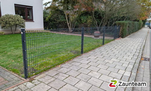 Deko-Doppelstabmatten Stuttgart anthrazit mit Pfosten 40x60 anthrazit mit Abdeckleisten wurde in Varel von Zaunteam Friesische-Wehde, Zetel im Jahr 2025 erstellt.